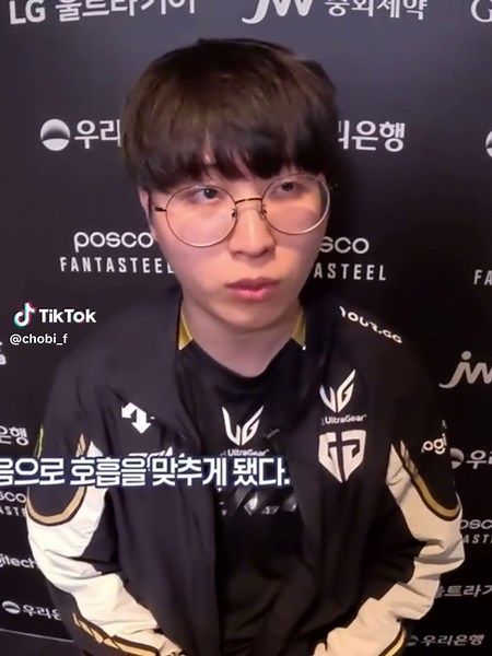 Sợ tuyển thủ mệt nên cho tuyển thủ ngồi còn cameraman thì đứng. Và ta có góc quay này =)))) #kiin #kimgiin #geng