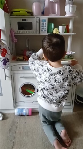 Kim Juvia Chauvet on Instagram: "18, 14, 21......j'arrive.... la mignonnerie dans toute sa splendeur. Lancelot et Magnus s'éclatent à cache-cache, et Magnus 3 ans, massacre l'ordre des nombres 🤣 #recreation #cachecache #mignon #viedemaman #reelvideo"