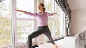 खड़े रहकर फटाफट किए जा सकते हैं ये 5 योगासन, जानें इनके फायदे और करने का तरीका