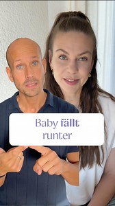 Ist es euch schon passiert? Oder kennt ihr einen Fall? Ein Albtraum aller Eltern: Das Baby fällt vom Wickeltisch, vom Sofa oder Bett. Und das passiert häufiger, als man denkt. Aber was tun, wenn das Kind wirklich fällt? Kinderarzt Claus von @herzstueck_kinderarztpraxis erklärt euch, worauf ihr achten müsst und wann ihr unbedingt zum Arzt solltet. So könnt ihr Stürze vermeiden: •Immer eine Hand am Kind beim Wickeln •Wenn’s zu aktiv wird – lieber auf dem Boden wickeln •Keine unbeaufsichtigten Schl