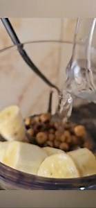 🤗La meilleure sauce vinaigrette by coach emy qui fait parler et chatouille les papilles de mes coachés la meilleur mayonnaise pour vos grillades sans additif chimique Je partage ici avec vous les étapes de préparation pour qu'elle soit facile à faire et digeste pour vos crudités 👇👇 Pour ce faire, nous avons eu besoin: ✅️Graines de souchet . 🍌 banane ✅️vinaigre ✅️ poivre blanc ✅️sel ✅️2 œufs Cette recette peut également être utilisée comme mayonnaise pour vos grillades en plus de vos crudités