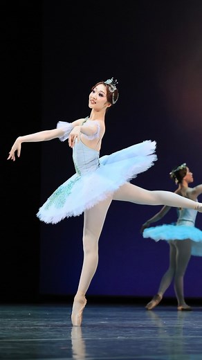 谷桃子バレエ団 / TMB COMPANY on Instagram: "〝公演の余韻とともに〟 先日の『ドン・キホーテ』全幕より、森の女王を踊った大塚アリスの舞台映像をお届けいたします。 澄んだ音のように軽やかで、気品に満ちたその舞は、まさに幻想の森にふさわしい存在感。 静寂の中に宿る強さと優美さを、ぜひご覧ください。 👑6/15〜アーカイブ配信開始✨ ご来場いただけなかった方も、もう一度あの感動を味わいたい方も、『ドン・キホーテ』のアーカイブ配信を期間限定でご覧いただけます。 視聴方法はまもなく公開となります。 🎥 5月22日公演 森の女王 大塚アリス @alice.otsuka アーカイブ配信では、音声ガイドの有無をお選びいただけます。 5月22日公演の音声ガイドを務めるのは、元宝塚歌劇団・湖月わたるさん @watarukozuki_official 圧倒的な存在感と温かく包み込むような声で、物語の世界へと優しくいざなってくれます。 音声ガイドならではの視点で得られる情報もあり、バレエの魅力をより深く味わっていただけます。 —————— 2025年5月22日(木)〜24日(