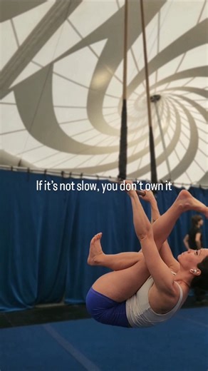 This applies to every skill — if you rush the shape, the exit, or the entry, you’re skipping the strength & awareness that makes it real, and you're saying goodbye to fast growth. Train slow so you can move fast with control. ⚡️ 🎪 Apparatus: Single-point trapeze 💡 Focus: slow invert → dynamic control Want more aerial strength technique coaching? → Follow for weekly training tips. #aerialstrength #trapezetricks #aerialarts #aerialartist #aerialtraining #slowisstrong #aerialconditioning | Enya W