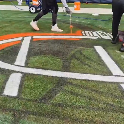 The NFL replaces a grass soccer pitch with a turf football field for their international games 👀 Tottenham's state-of-the-art system features a three-piece retractable field where the natural grass surface is removed to reveal the NFL's artificial turf field they use for games in London. The rollout and technology used is fascinating to see come together 🤯 (Via: SpursStadium/X) | DraftKings