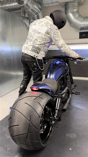 Potencia y estilo: Harley Davidson V-Rod Custom