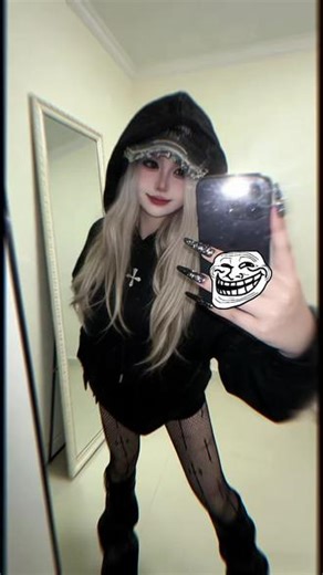 作为城县第一个听djosama的人 我的眼里总是透露出同龄人不懂的忧郁#辣妹穿搭 #死宅 #女大学生 #姐姐