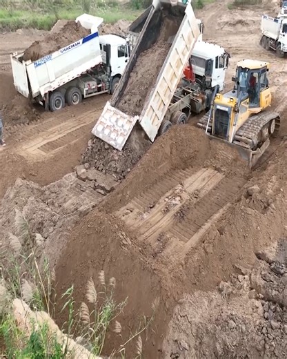 Shantui Dozer & Dongfeng Truck in Action: Expertly Pouring Sand for Large Scale Filling | Bulldozer City