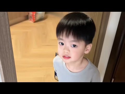 Lewen宝宝亲自下厨做早餐！米儿让lewen拍青瓜lewen伸出了自己的手开始拍掌超可爱！聪明宝宝敲鸡蛋一教就会一颗接着一颗！