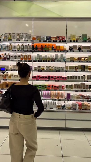 Elegir solo 10 perfumes de mujer ha sido una misión imposible 😅 todos huelen increíble y cada uno tiene algo que lo hace especial ✨. Desde aromas dulces y elegantes hasta los más frescos y limpios, este ranking es mi top personal 🫶🏼. ¿Estás de acuerdo conmigo o cambiarías el orden? 👇🏼 Cuéntame cuál sería tu número 1 💐 #perfumes #perfumesfemininos #fragancias #top #perfumesmujer #tendencias #girls | Aina Garcia