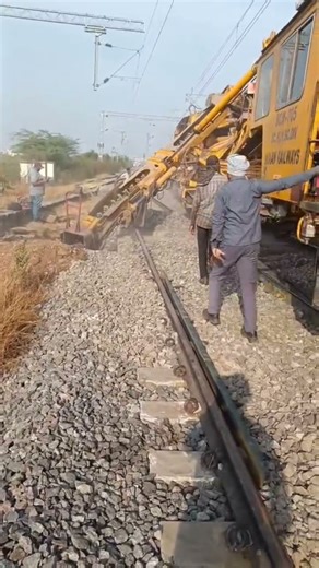 BCM machine ballast cleaning kaise karta hai 😱