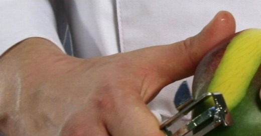 Wie Sie eine Mango am besten schälen und halbieren