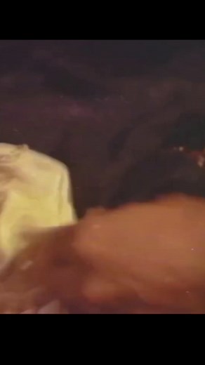 Cuplikan Film | Penangkal Ilmu Teluh (1979) | Nostalgia Film Layar Tancap Like, comment & share. Untuk update lainnya 😘 Sinopsis : Darmi, istri kedua Kosim, yang pakai susuk agar awet muda, serong dengan Komar, playboy kampung. Perserongan ini diketahui Kosim yang lalu mengancam Darmi. Darmi minta bantuan Komar yang lalu minta dukunnya untuk mencelakakan Kosim. Kosim sakit-sakitan dan terbaring terus di tempat tidur. Suatu hari karena dipaksa makan sate, susuk Darmi lepas dan ketahuanlah rahasi