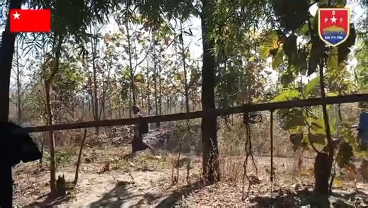 မဲပုံးထောင်သည့် ရွာ၏ စစ်တပ်စခန်းကို နေပြည်တော် PDF တိုက်ခိုက်၊ စစ်ကော်မရှင်တပ်ဖွဲ့ဝင် ၁၀ ဦးသေပြီး မဲပုံးနေရာရွှေ့ မဇ္ဈိမ။ ။ စစ်အုပ်စု၏ ရွေးကောက်ပွဲအတွက် မဲပုံးထောင်ထားသည့် ပဲခူးတိုင်း ရေတာရှည်မြို့နယ်ရှိ ဆွာမကြီးကျေးရွာအပါအဝင် ရွာလေးခုရှိ စစ်ကော်မရှင်တပ် အထိုင်စခန်းများကို တပြိုင်နက်တိုက်ခိုက်ခဲ့ပြီး စစ်ကော်မရှင်တပ်ဖွဲ့ဝင် ၁၀ ဦးကျော် သေဆုံးကြောင်း နေပြည်တော် PDF က ထုတ်ပြန်သည်။ ဒီဇင်ဘာ ၂၃ ရက်နေ့တွင် စစ်ကော်မရှင်တပ်၏ အထိုင်စခန်းချ ကျေးရွာများဖြစ်သည့် စစ်တောင်းမြစ် အရှေ့ဘက်ကမ်းရှိ ဆွာမကြီး၊ ရွာသစ်၊