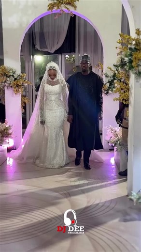 Couples entrance 🥰🤍 #itsdjdee #insightcreatorsearch #insight #viral #followers😘thanku🙏🙏❤️❤️❤️