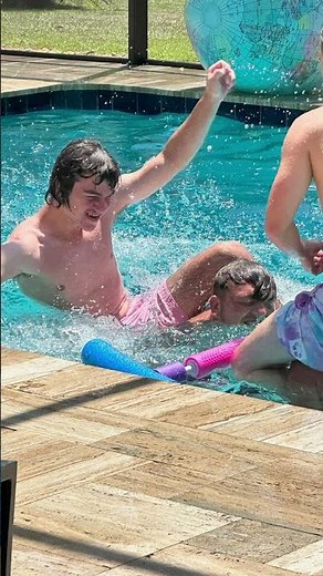 Graduation pool party ￼🏊‍♂️🤿🎓🎈