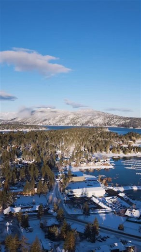 Fresh snow bluebird skies = the perfect Big Bear day! The mountains are glowing, the snow is crisp, and it’s an ideal day to hit the slopes for some skiing or snowboarding — or just stroll through town and soak up the winter vibes. Whether you’re carving turns or sipping something warm in the Village, it doesn’t get much better than this. Be sure to carry chains and check road conditions before coming up! Book your stay now and learn more: https://www.bigbear.com/ _______________________ #BigBea