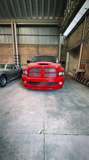 🔥 RAM SRT-10 2004 — Pieza de colección 🔥 No es solo una pick-up, es una leyenda sobre ruedas. Equipada con el impresionante motor V10 de superdeportivo, reconocida mundialmente por su potencia y por haber sido la pick-up más rápida del mundo. ⚡ Potencia brutal ⚡ Diseño agresivo e inconfundible ⚡ Exclusividad que pocos pueden presumir Una unidad para verdaderos apasionados de la velocidad y la historia automotriz. 💎 Imponente. Coleccionable. Inigualable. Disponible ahora en Centinela Manufactu