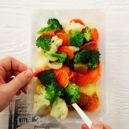 Brochettes de crevettes à l’ananas et légumes cari-coco