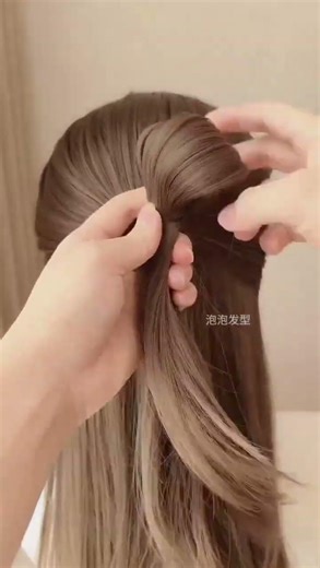 A bow hairstyle without holes looks good on anyone who ties it in the New Year#Simple