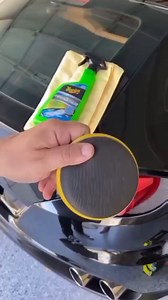 Vastzittende vervuiling van het oppervlak verwijder je met de speciale synthetische klei-applicator uit de nieuwe Hybrid Ceramic Synthetic Clay Kit. Je hebt een spiegelglad eindresultaat! Door de combinatie met Hybrid Ceramic Detailer blijft er gelijk een wekenlange bescherming achter! #hybridceramicclay #kleien #hybridceramic #ceramicmadeeasy #sio2 #waterbeading #reels | Meguiar's