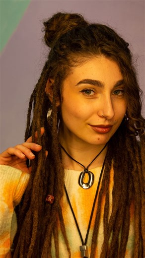 Come lavare i dreads a casa? Tutorial pratico! Pochi piccoli passaggi: 1 - Tieni sotto controllo il Sebo usando lo shampo giusto per il tipo di cute 2 - Lava basi, corpi e punte non barare! 3 - Strizza con asciugamano fino a toglierle quasi tutta l’acqua, userai meno phon e saranno più puliti 4 - Costanza, ogni 7/10 giorni I dreads vanno lavati! #Dreads #dreadhead #dreadlocks #dreaditalia #dreadlove | Woo Dreads