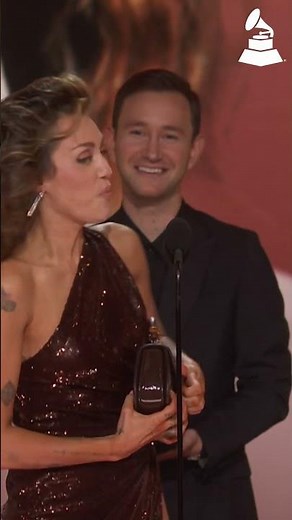 MILEY CYRUS Wins Record Of The Year For "FLOWERS" At 2024 GRAMMYs #flowers #mileycryus #musicawards