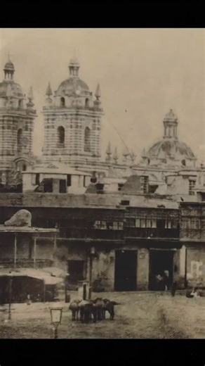 Plaza Mayor de Lima 🇵🇪 En lo antaño, los detalles de la Plaza de Armas revelan la vida cotidiana de la ciudad: arquitectura, animales de carga y habitantes compartiendo el espacio urbano. Una Lima sin pavimento moderno, donde lo religioso, lo civil y lo cotidiano convivían a diario. Memoria viva de nuestra historia. #PlazaDeArmasDeLima #PlazaMayorDeLima #LimaAntigua #HistoriaDelPeru #CentroHistoricoDeLima #MemoriaHistorica #HistoriaUrbana #ArchivoHistorico #HistoriaVisual #DocumentalHistorico 