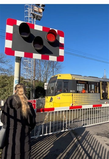 MetroLink Tram Passing Navigation Road Level Crossing #railway #railways #railwaycrossing #railcrossing #levelcrossing
