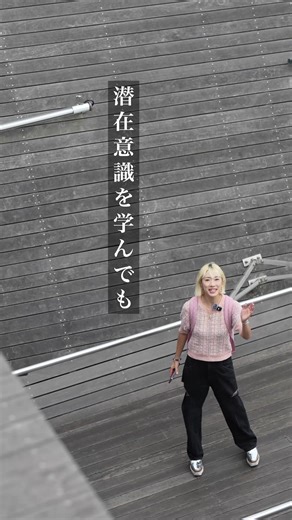 Outdoor Style: Waving with a Transparent Umbrella