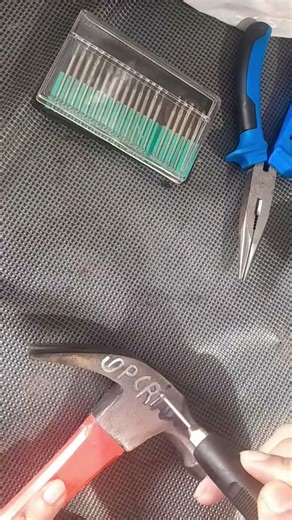 gravação manuscrita em metal, na micro retifica