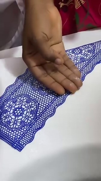 Did you know about this sugar lace hack? You can dry with a hair dryer. So cool and smart too. Video Credit: @ecfcakes #learncakes #cakedecoratinghacks #sugarlace #sugarlacetutorial #sugarlacecake #naijabakers #wordbakers ##cakeartistinnigeria | Learn Cakes and Baking