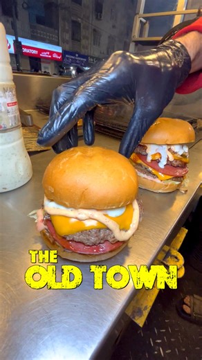 Karachi ke Beef Fans, Pause your Scroll. 🍔🔥 Yeh koi Normal Burger Moment nahi - yeh Full-On Beef Experience hai. 😮‍🔥 Charcoal-grilled Beef ka Smoky Flavour, Beef Pepperoni ka Bold Kick aur Molten Cheese jo har Bite ko Heavy Bana de. 🤤💥 Pehlay Old Town Burger ne appetite test ki… phir MEATZA ne cravings ka Final Result de diya. 👀🍔 Agar Beef Burger aap ke liye sirf khana nahi, ek Standard hai - toh Burger Shurger is where Karachi Eats Confident. 💪🔥 📍 Hussainabad Food Street, Karachi 📞 