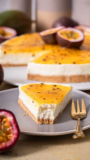 (Werbung) Mango-Maracuja Cheesecake – ohne backen Cremiger No Bake Cheesecake trifft exotisches Frucht-Topping in Form von selbstgemachtem Mango Maracuja Fruchtaufstrich – und das ganz ohne Backen! Dieser No Bake Mango-Maracuja Cheesecake bringt Euch Sommer auf die Kuchengabel und das Beste: Er ist ganz einfach zu machen! Für den fruchtigen Spiegel auf dem Mango-Maracuja Cheesecake habe ich einen schnellen Fruchtaufstrich aus frischen Früchten gemacht – ganz easy und mit dem Bio Gelier Rüben Zuc