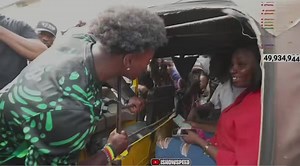 Moment Lagos island boys in Nigeria welcomed iShowSpeed with a gang sign and gang handshake and his bodyguard had to warn him it’s a gang sign. | Utd Gabbi