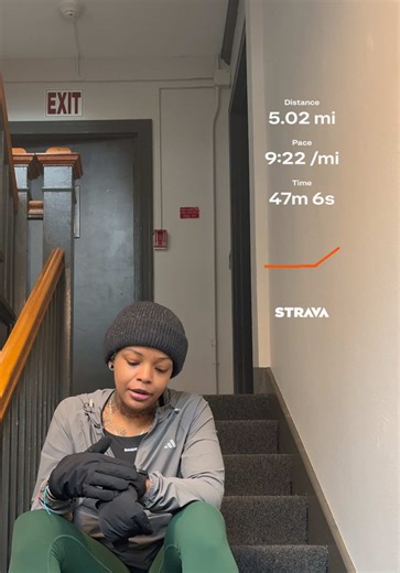 New week, new miles. 5 miles done ✅ (recovery run) slowed it down a little bit and still felt good. 😊 🏃🏾‍♀️✨ #BuiltByCake #MarathonTraining #Runtok #Runner #GoHawks 💙💚