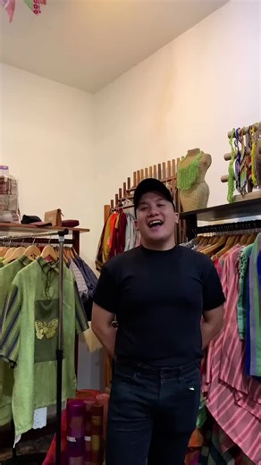 Looking back at Behind the Seams with @breesplanads — where he shared the design process and Filipino folklore inspirations behind our collab collection. From intricate embroidery to storytelling through every stitch, this was truly a collection from the heart. 🇵🇭🧵 We showcased it exclusively at Presente by @artefinoph 2023 at The Fifth at Rockwell. The booth was buzzing with creativity, culture, and connection — a moment we’ll always treasure. #PresentebyArteFino2023 #HolidayFair #SupportLoc