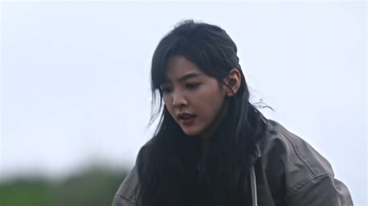 6.1K views · 55 reactions | Threatened on Her First Work Day, But She Boldly Stepped Up to Save Someone When It Counted!|第一天上班被威脅，她卻在關鍵時刻勇敢伸手救人！ #TheFirstFrost #难哄 #BaiJingting #白敬亭 #ZhangRuonan #章若楠 #YOUKU #优酷 #ChenHaosen #ZhangMiaoyi #ZhaiXiaowen #LiuChutia #cdrama #love #fyp | 恋爱剧场 | Facebook