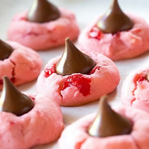 These Cherry Kiss Cookies are sweet cherry almond cookies with a chocolate Hershey kiss in the middle. Great for Christmas cookie plates. FULL RECIPE: https://www.the-girl-who-ate-everything.com/2017/12/cherry-kiss-cookies.html | The Girl Who Ate Everything