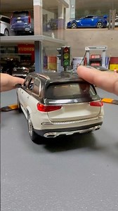 Mercedes Benz Maybach 600 1/24 Diecast Model: Shock Feature Test & Speed Bump Run #diecast #car