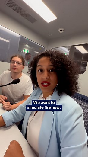 Safety first! 🦺 Als Lufthansa Flugbegleiter:in gehört die Gewährleistung der Sicherheit zu Deinen wichtigsten Aufgaben. Aus diesem Grund sind alle unsere Flugbegleiter:innen bestens ausgebildet und für den Notfall gewappnet. Du hast Lust auf eine neue Herausforderung? 🚀 Dann bewirb Dich jetzt: https://lufthansagroup.careers/de/lufthansa/flugbegleiter-in #LufthansaGroup #ExploreLufthansa #OurPeopleAreOurBrand #CareerOpportunity #LufthansaCabinCrew #MoreThanAJob | Lufthansa Group Careers