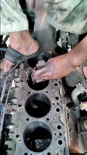 Removing and replacing sleeves from the cylinder | Pulling out engine sleeves