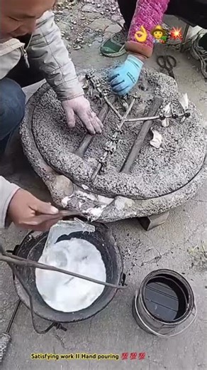 Hand pouring aluminum flatten - Smart traditional way