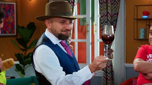 Luis regresa de Querétaro con aires de grandeza al sentirse un experto en vinos y comidas. 🍷👌 #Vecinos, nueva temporada, domingos 7:30 p. m. por #LasEstrellas | Distrito Comedia
