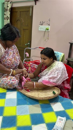 সোনা মায়ের জন্য সরষের বালিশ বানানো হচ্ছে