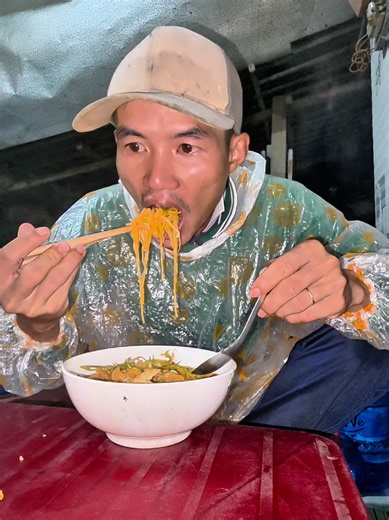 Ghé quán quen thuộc ăn một tô bún riêu giữa trời mưa #vanhau1993 #ancungtiktok #lamnong #LearnOnTikTok #master2023bytiktok