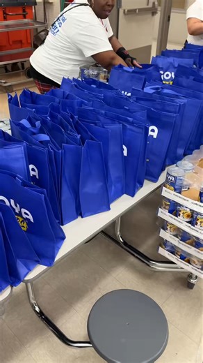 In honor of the National Puerto Rican Day Parade in New York City (this Sunday), we donated over 20,000 pounds of non-perishable Goya products to families and children in need in the Bronx. Members of the New York Police Department Hispanic Society, along with students and principals from District 12, assisted in packing and distributing over 2,000 food bags of food. This effort is part of Goya’s #GoyaGives initiative and serves as a celebration of Puerto Rican culture and heritage during the pa