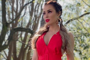 Cynthia Rodríguez se cae en pleno programa y se le rompe la blusa (video)