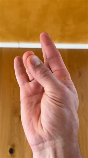 Andreas Wagner | Körpergesundheit 30+ on Instagram: "Wenn sich dein kleiner Finger ohne Anstrengung bewegt, ist dein Gehirn in Topform.🧠✨ Das liegt daran, dass diese Bewegung direkt zeigt, wie gut deine neuronalen Verbindungen funktionieren. Je leichter der Finger reagiert, desto aktiver, koordinierter und „wacher“ ist dein Nervensystem. Mini-Bewegung. Maxi-Gehirnleistung. 🙌 Probier’s aus – dein Körper lügt nie. Kommentier „STRESS“ wenn du meine Lieblingsübungen gegen Stress aus Atem, Meditati