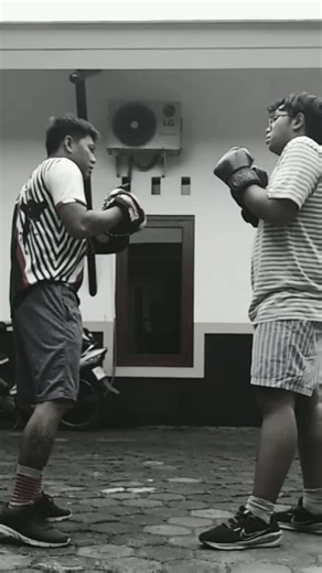 kadang boxing, kadang jogging , kadang workout ..yg penting gerak aja ya boy...👍😎