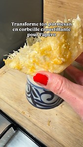 🧀 Corbeilles de parmesan croustillantes – idée apéritive facile Si tu as envie de changer des apéritifs toujours pareils, ces corbeilles de parmesan sont simples, élégantes et font toujours leur petit effet. Je commence par déposer du papier cuisson sur une poêle antiadhésive, puis j’ajoute 2 bonnes cuillères à soupe de parmesan fraîchement râpé en formant un disque assez fin. Je laisse fondre à feu moyen-doux, très doucement. Quand le fromage est complètement fondu et que les bords commencent 